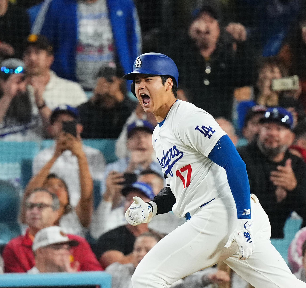 ドジャース対パドレス　6回裏ドジャース2死一、二塁、中適時打を放ち、雄たけびを上げる大谷（撮影・菅敏）