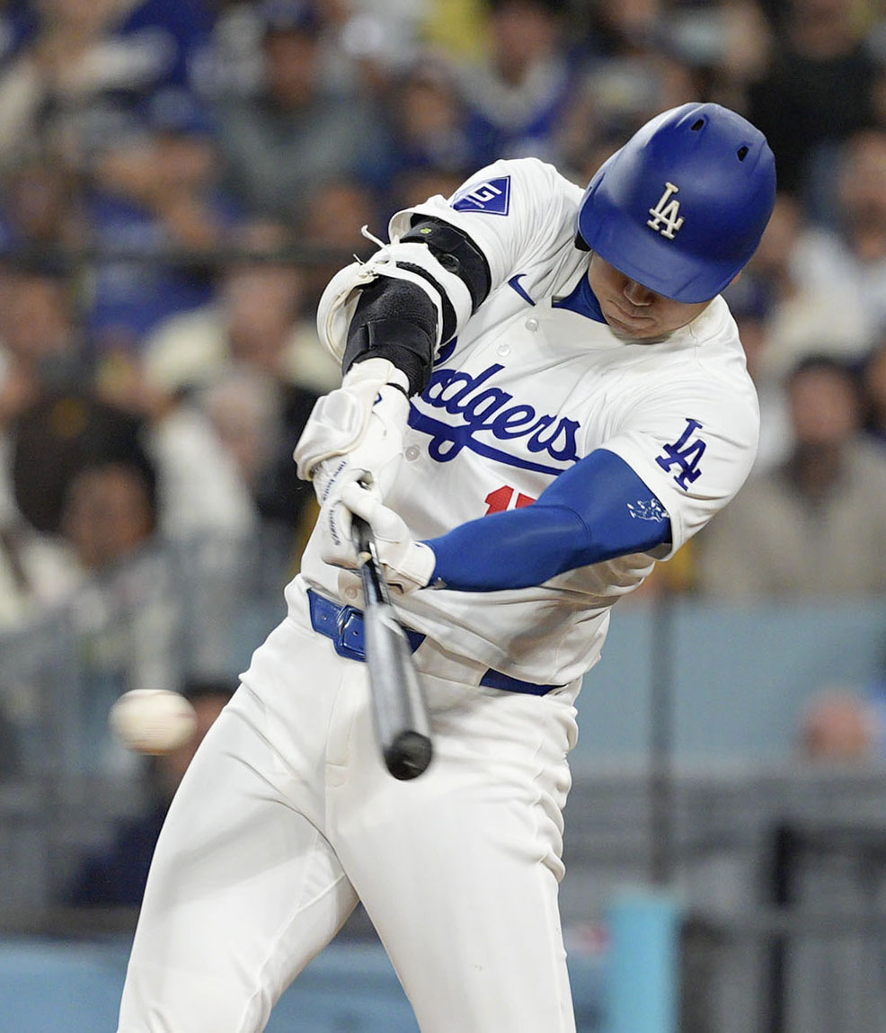 パドレス戦の6回、勝ち越し打を放つドジャース大谷（共同）