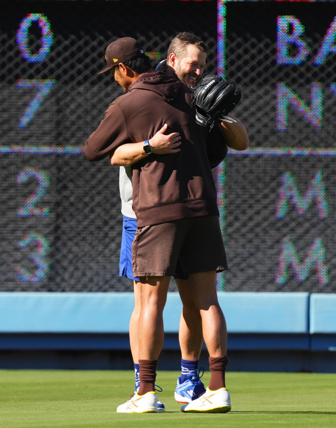 ドジャース対パドレス　試合前、ドジャース・カーショー（右）とハグするパドレス・ダルビッシュ（撮影・菅敏）