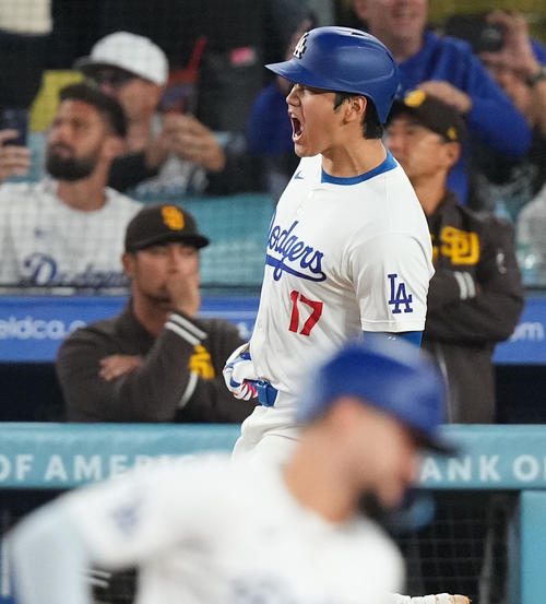 ドジャース対パドレス　7回裏ドジャース1死一、二塁、右適時打を放ち、雄たけびを上げる大谷。後方左はダルビッシュ（撮影・菅敏）