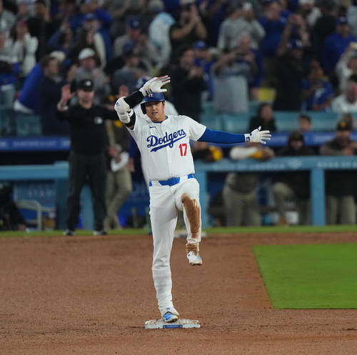 ドジャース対パドレス　7回裏ドジャース1死一、二塁、右適時打を放ち、相手の失策で二塁に進みポーズをとる大谷（撮影・菅敏）