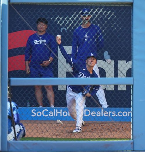ドジャース対パドレス　試合前、ブルペンで投球練習をするドジャース山本（撮影・菅敏）
