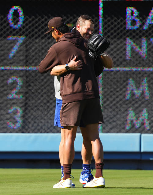 ドジャース対パドレス　試合前、ドジャース・カーショー（右）とハグするパドレス・ダルビッシュ（撮影・菅敏）