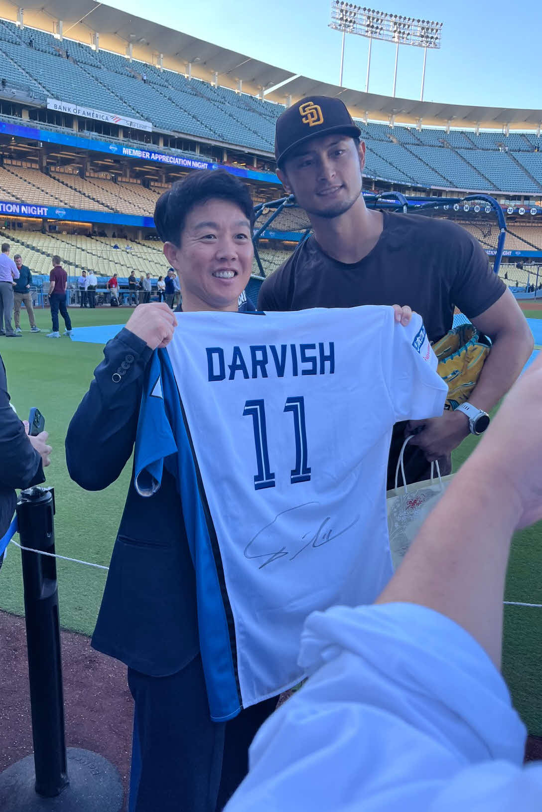 ドジャース－パドレスの試合前、記念写真に収まるパドレス・ダルビッシュ有投手（右）と鶴岡慎也氏
