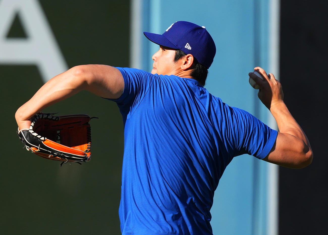 ドジャース対パドレス　試合前、試合前、キャッチボールで調整するドジャース大谷（撮影・菅敏）