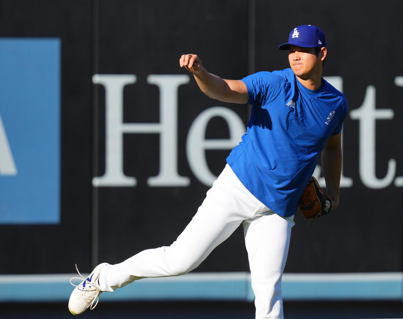 ドジャース対パドレス　試合前、試合前、キャッチボールで調整するドジャース大谷（撮影・菅敏）