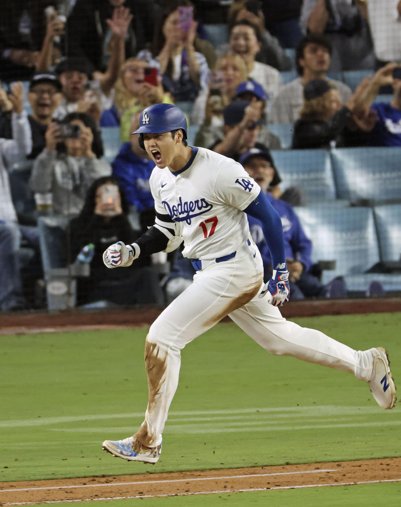 パドレス戦の7回、右前に勝ち越し打を放ち、声を上げるドジャース・大谷＝ロサンゼルス（共同