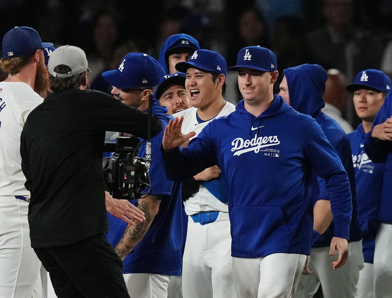 ドジャース対パドレス　地区優勝を決め、笑顔でナインとタッチをする大谷（中央）（撮影・菅敏）