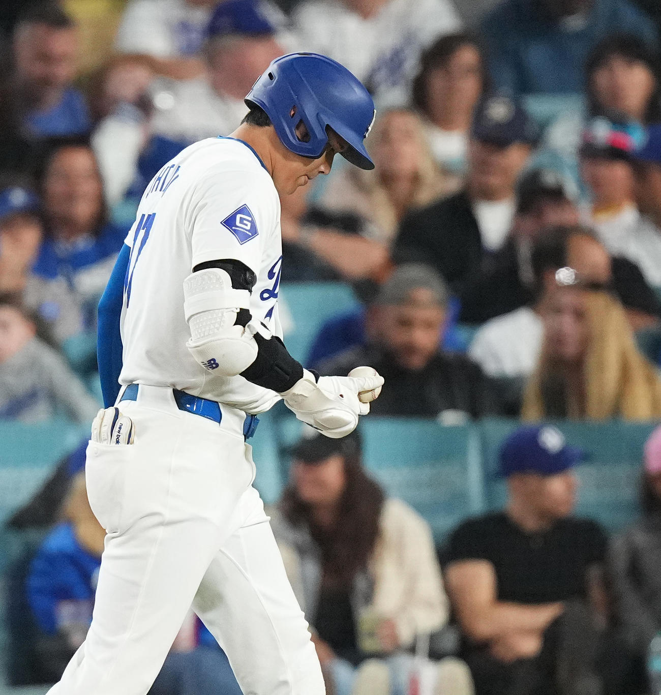 ドジャース対パドレス　3回裏ドジャース2死、一ゴロに倒れた大谷は、拾い上げたボールを見つめる（撮影・菅敏）