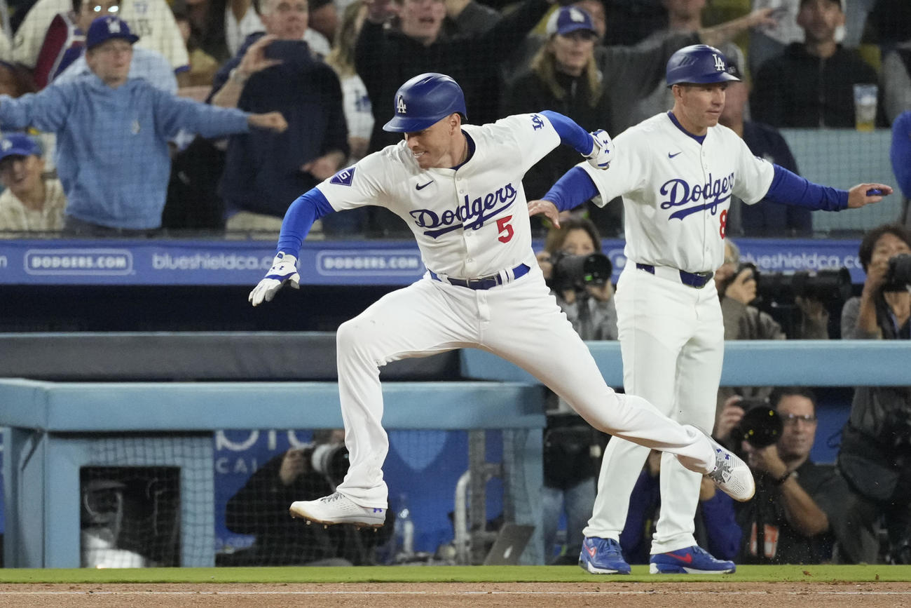 走塁でバランスを崩すドジャース・フリーマン（AP）