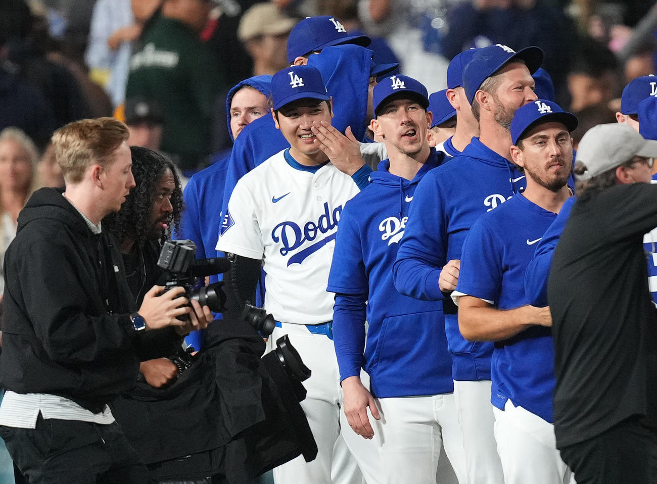 ドジャース対パドレス　地区優勝を決め、ナインとタッチをする大谷（中央）（撮影・菅敏）