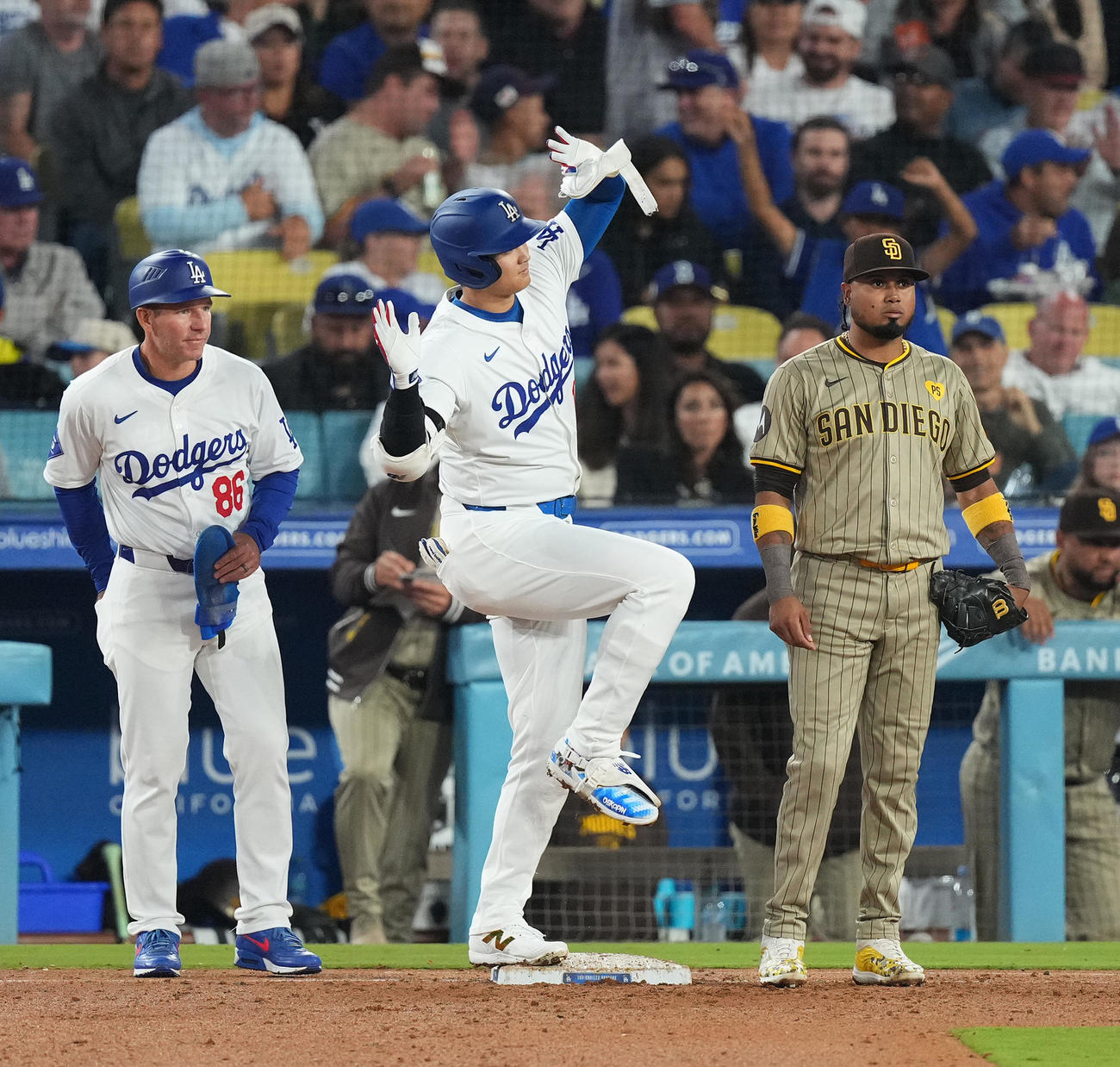 ドジャース対パドレス　6回裏ドジャース無死、右前打を放ち、ポーズをとる大谷（中央）（撮影・菅敏）