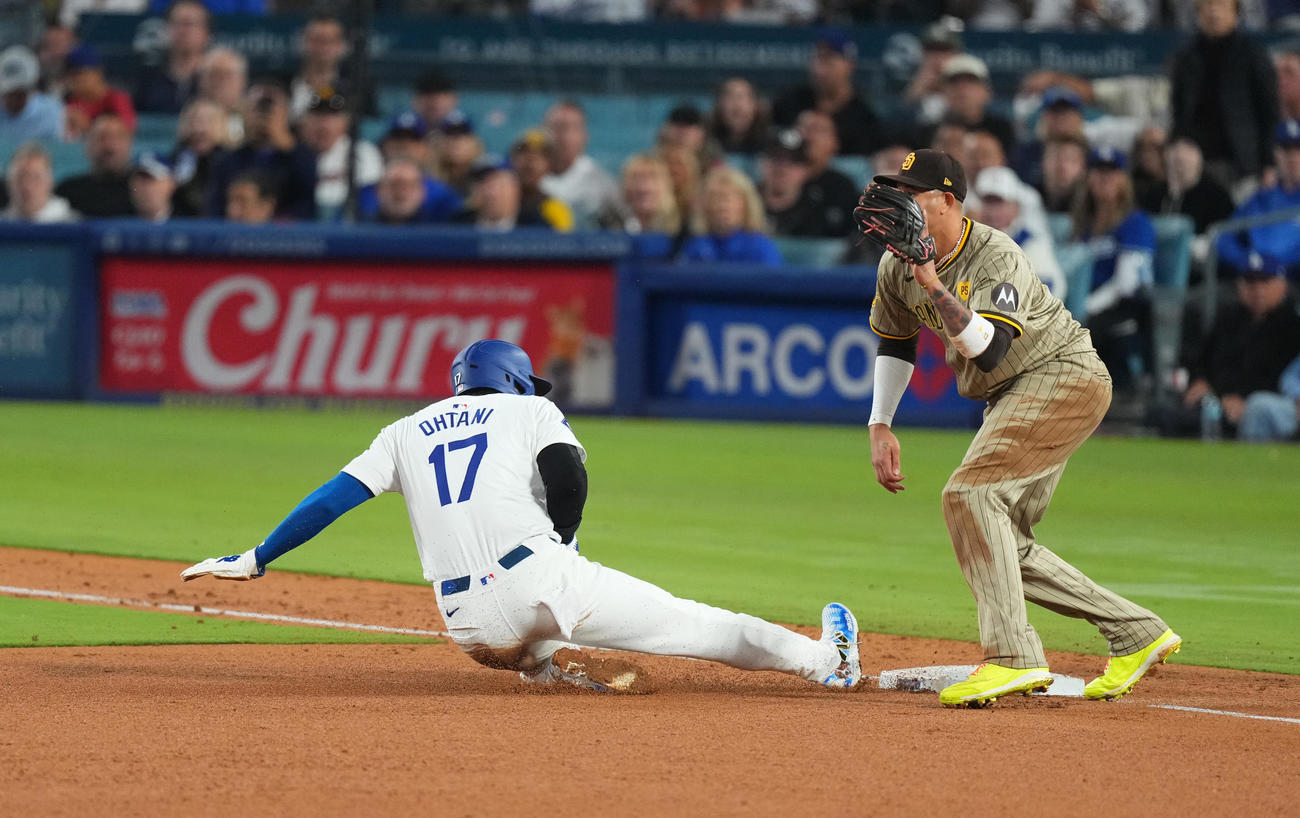 ドジャース対パドレス　6回裏ドジャース無死一塁、フリーマンの右飛で三塁に進塁する大谷（撮影・菅敏）