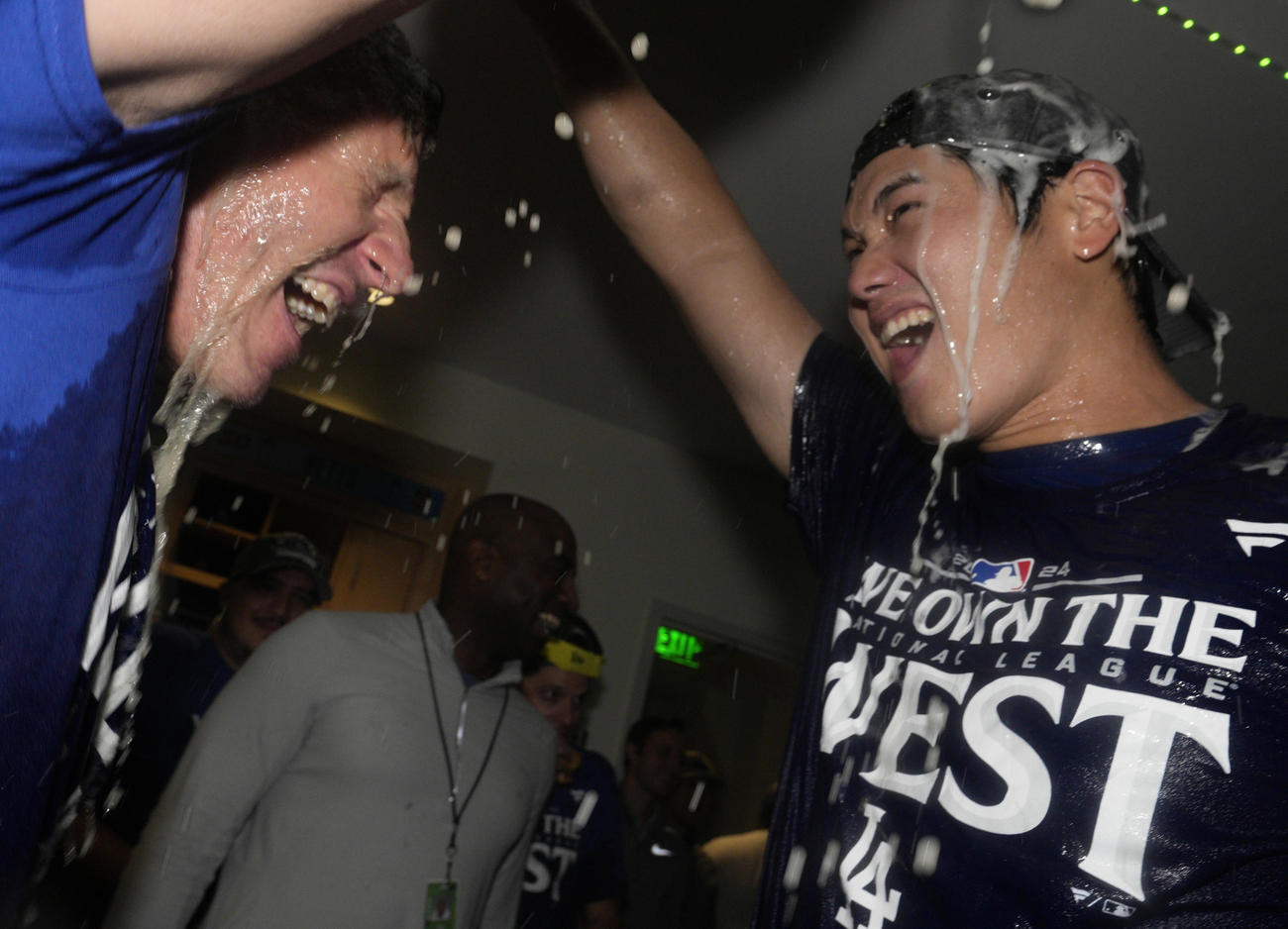 地区優勝し、美酒を浴びせる大谷（右）（代表撮影）
