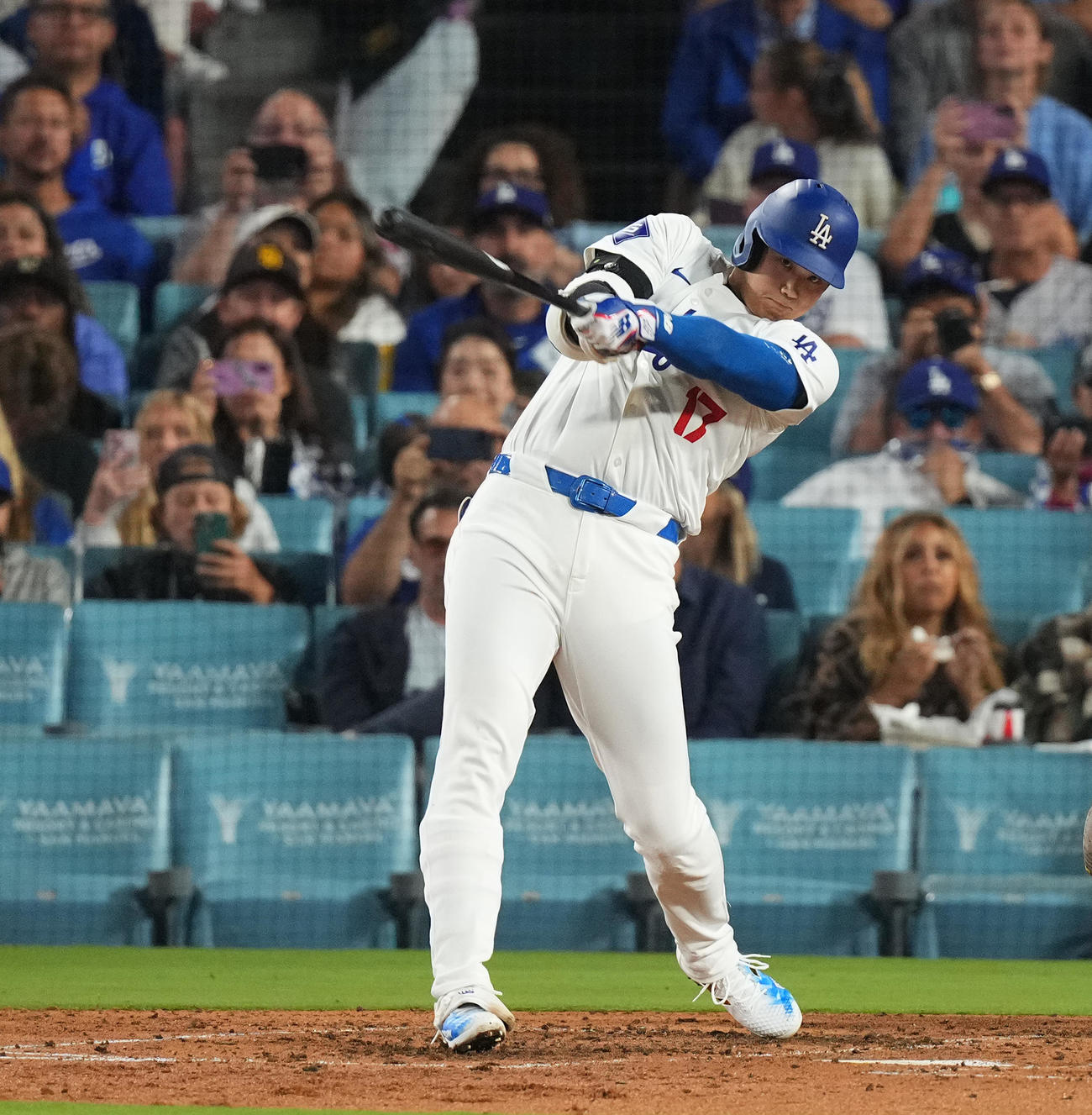 ドジャース対パドレス　6回裏ドジャース無死、右前打を放つ大谷（撮影・菅敏）
