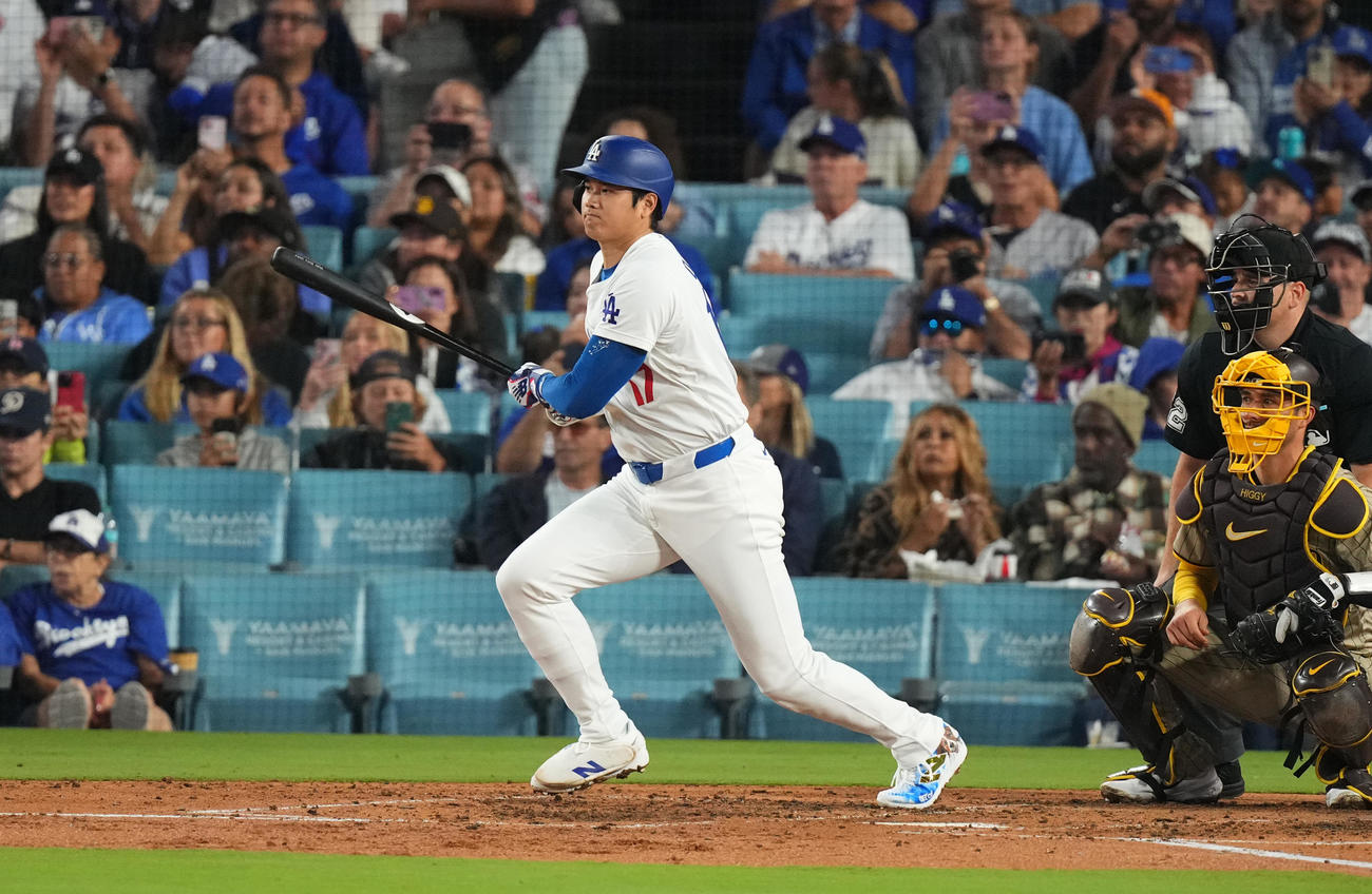 ドジャース対パドレス　6回裏ドジャース無死、右前打を放つ大谷（撮影・菅敏）