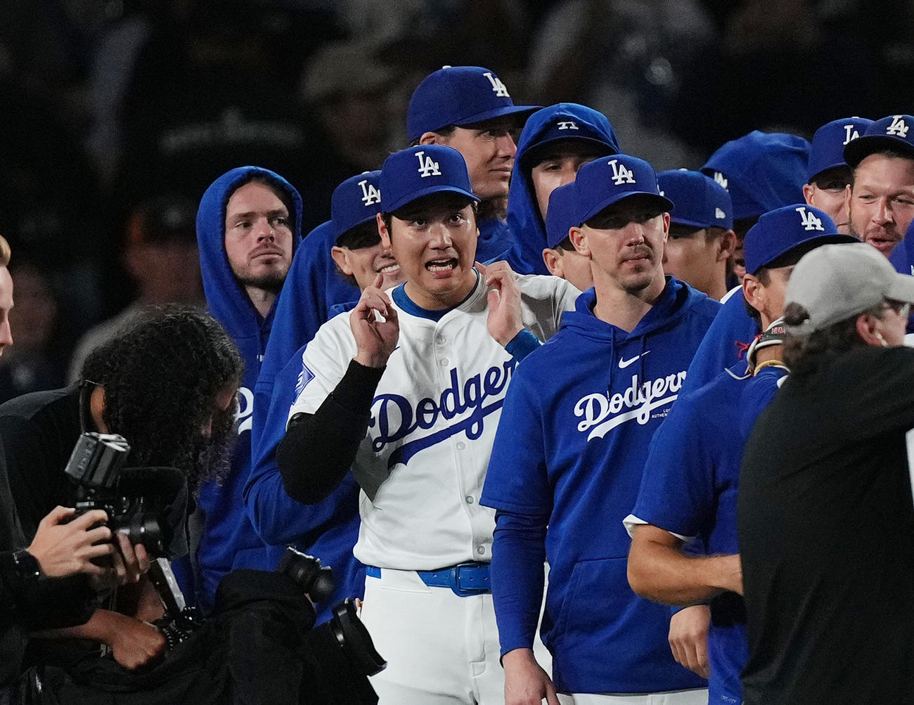 ドジャース対パドレス　地区優勝を決め、ナインとタッチをする大谷（中央）（撮影・菅敏）