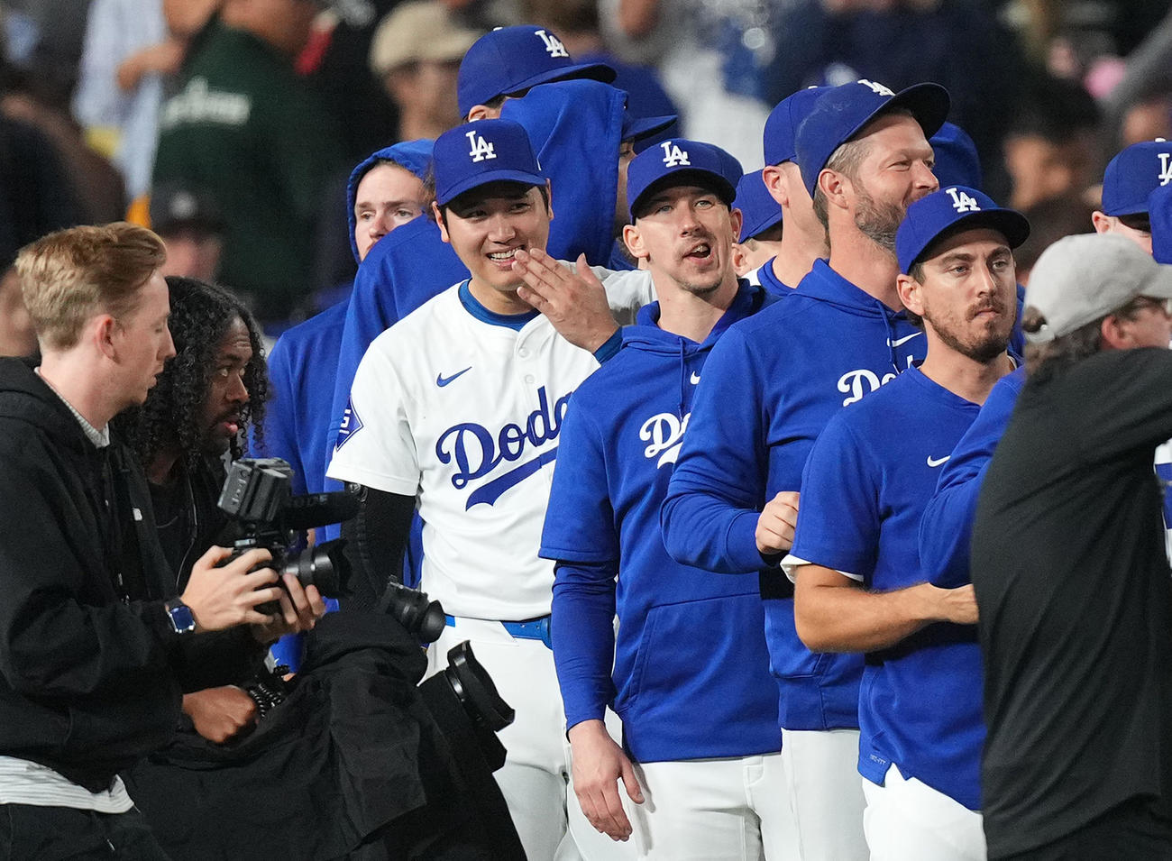 ドジャース対パドレス　地区優勝を決め、ナインとタッチをする大谷（中央左）（撮影・菅敏）