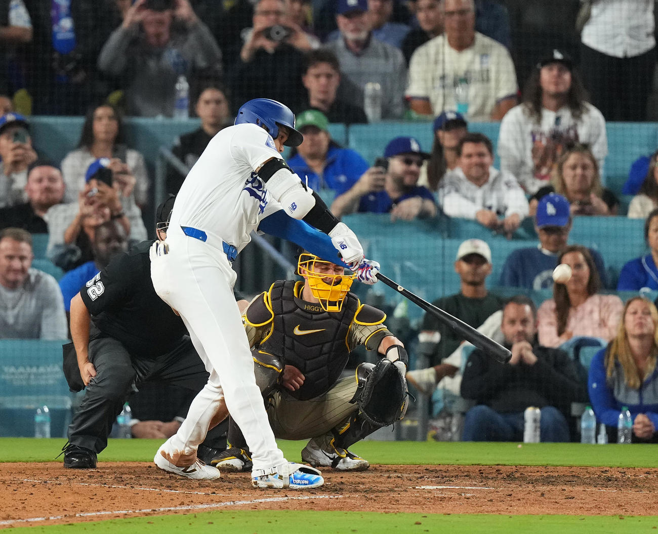 ドジャース対パドレス　8回裏ドジャース2死、左二塁打を放つ大谷（撮影・菅敏）