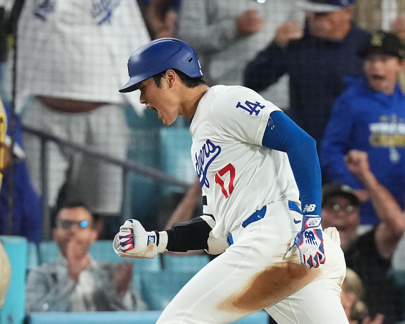 ドジャース対パドレス　7回裏ドジャース1死一、二塁、右適時打を放ち、ガッツポーズを見せる大谷（撮影・菅敏）