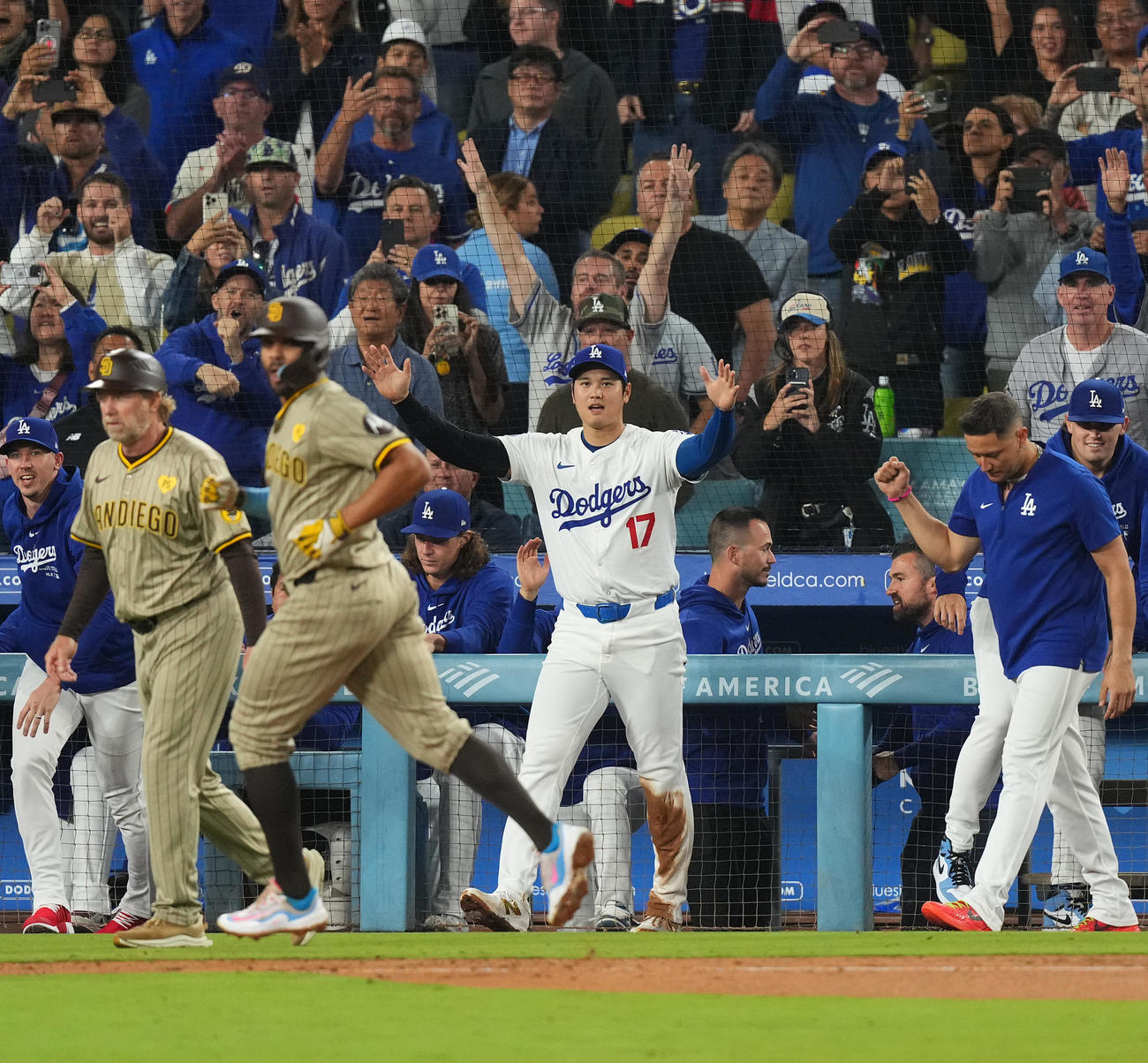 ドジャース対パドレス　地区優勝を決め、両手を上げるドジャース大谷（撮影・菅敏）