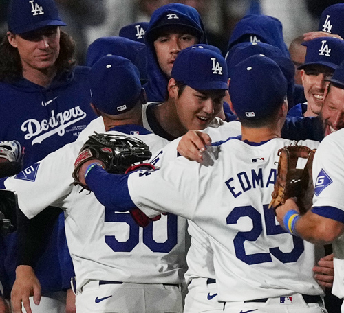 ドジャース対パドレス　地区優勝を決め、ベッツ（左）とハグする大谷（撮影・菅敏）