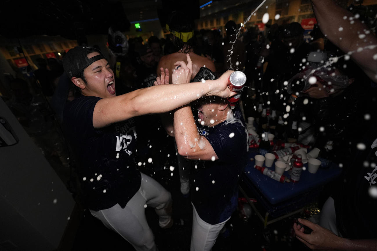 地区優勝を決めシャンパンファイトに参加した大谷翔平（AP）