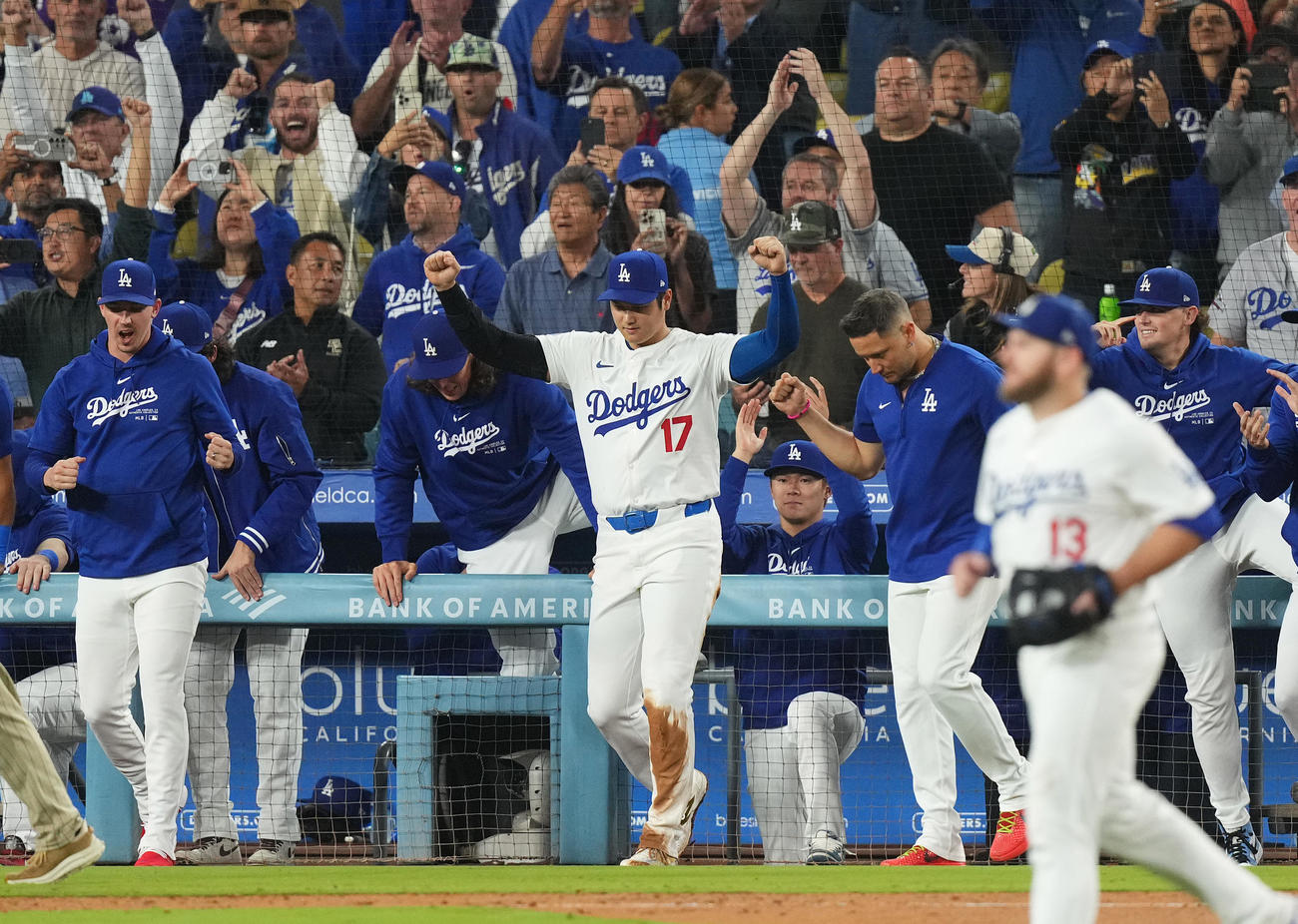 ドジャース対パドレス　地区優勝を決め、拳を突き上げるジャース大谷。中央右は山本（撮影・菅敏）