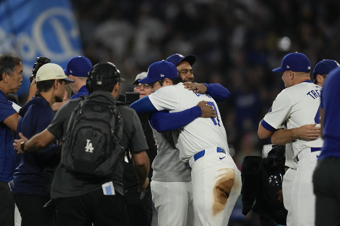 ナ・リーグ西地区優勝を決めテオカー・ヘルナンデスと喜ぶ大谷翔平（中央）(AP)