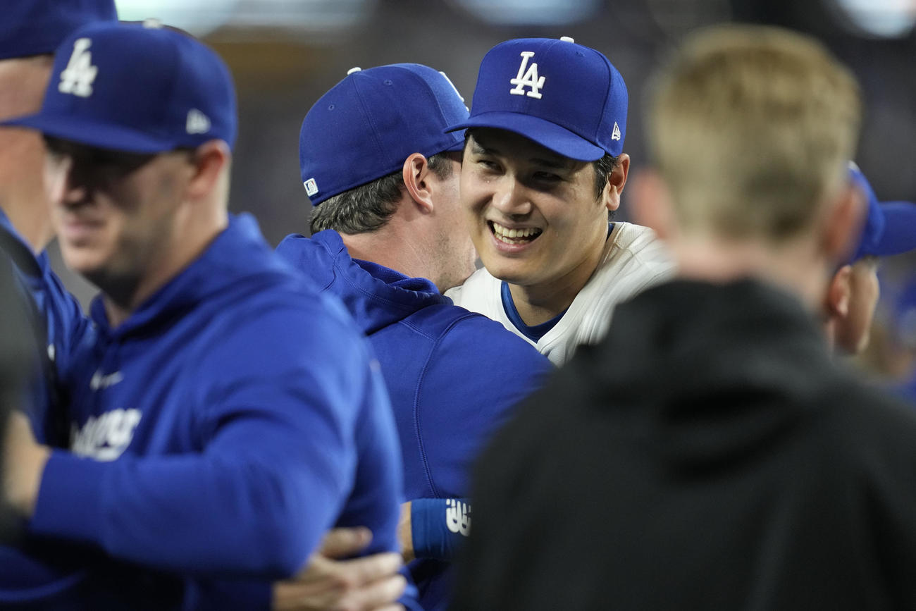 ナ・リーグ西地区優勝を決めチームメイトと喜ぶ大谷翔平（中央）(AP)