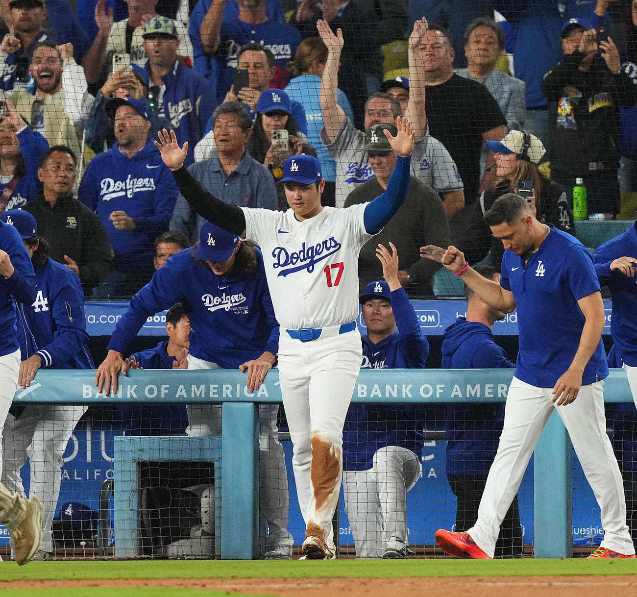 ドジャース対パドレス　地区優勝を決め、両手を上げるドジャース大谷。中央右は山本（撮影・菅敏）