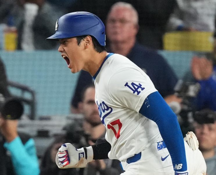 ドジャース対パドレス　7回裏ドジャース1死一、二塁、右適時打を放ち、ガッツポーズを見せる大谷（撮影・菅敏）