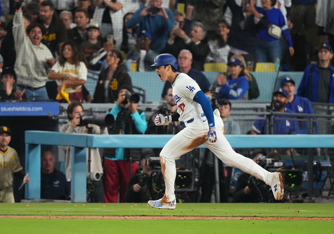 ドジャース対パドレス　7回裏ドジャース1死一、二塁、右適時打を放ち、ガッツポーズを見せる大谷（撮影・菅敏）