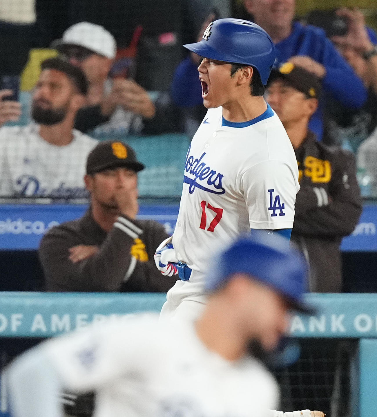ドジャース対パドレス　7回裏ドジャース1死一、二塁、右適時打を放ち、雄たけびを上げる大谷。後方左はダルビッシュ（撮影・菅敏）