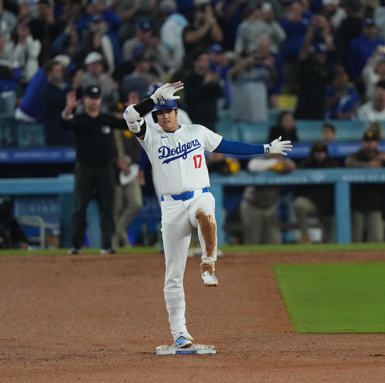 ドジャース対パドレス　7回裏ドジャース1死一、二塁、右適時打を放ち、相手の失策で二塁に進みポーズをとる大谷（撮影・菅敏）
