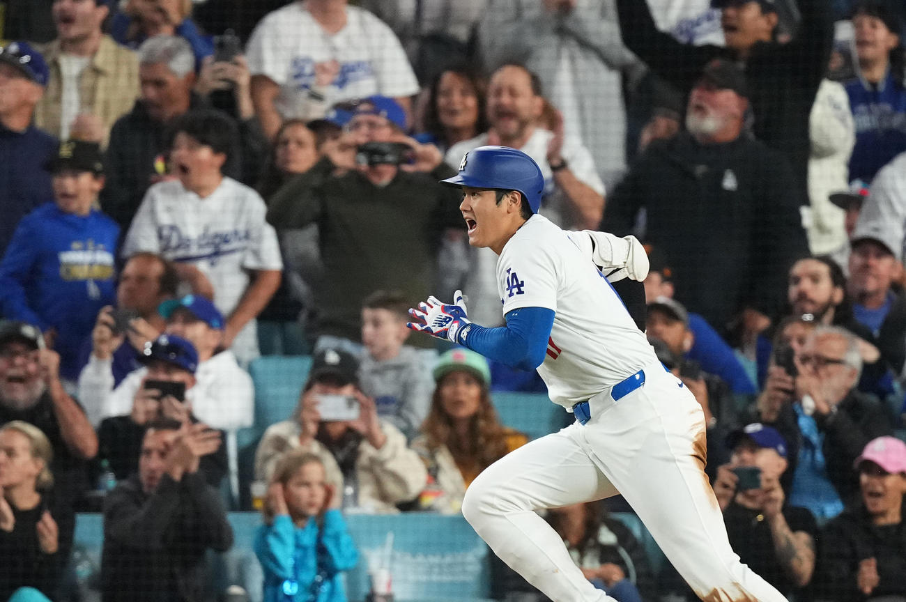 ドジャース対パドレス　7回裏ドジャース1死一、二塁、右適時打を放つ大谷（撮影・菅敏）