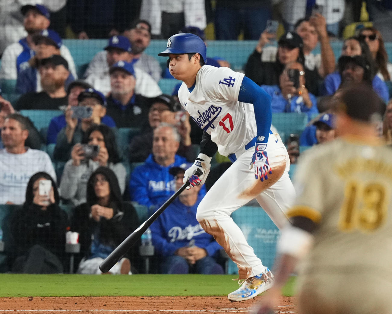 ドジャース対パドレス　7回裏ドジャース1死一、二塁、右適時打を放つ大谷（撮影・菅敏）