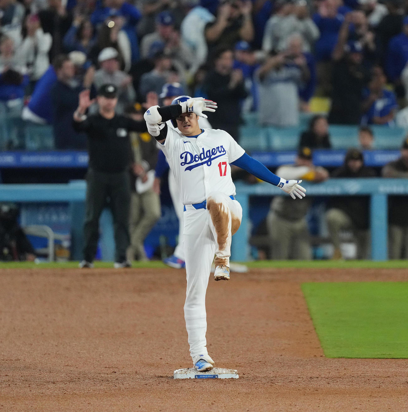 ドジャース対パドレス　7回裏ドジャース1死一、二塁、右適時打を放ち、相手の失策で二塁に進みポーズをとる大谷（撮影・菅敏）
