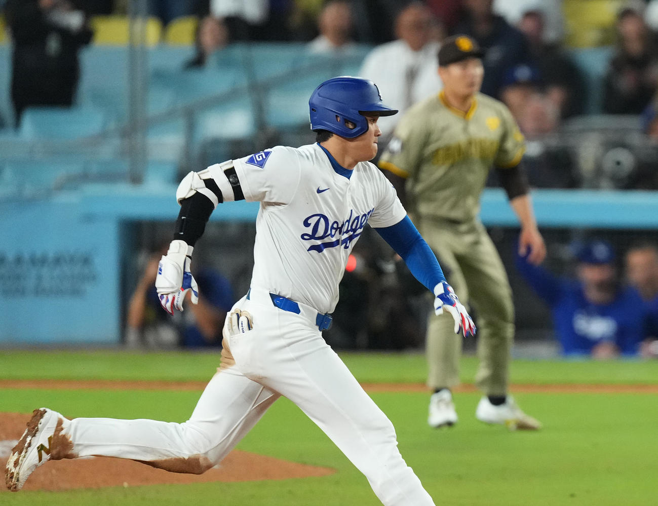 ドジャース対パドレス　8回裏ドジャース2死、松井（後方）から左二塁打を放ち、二塁に向かう大谷（撮影・菅敏）