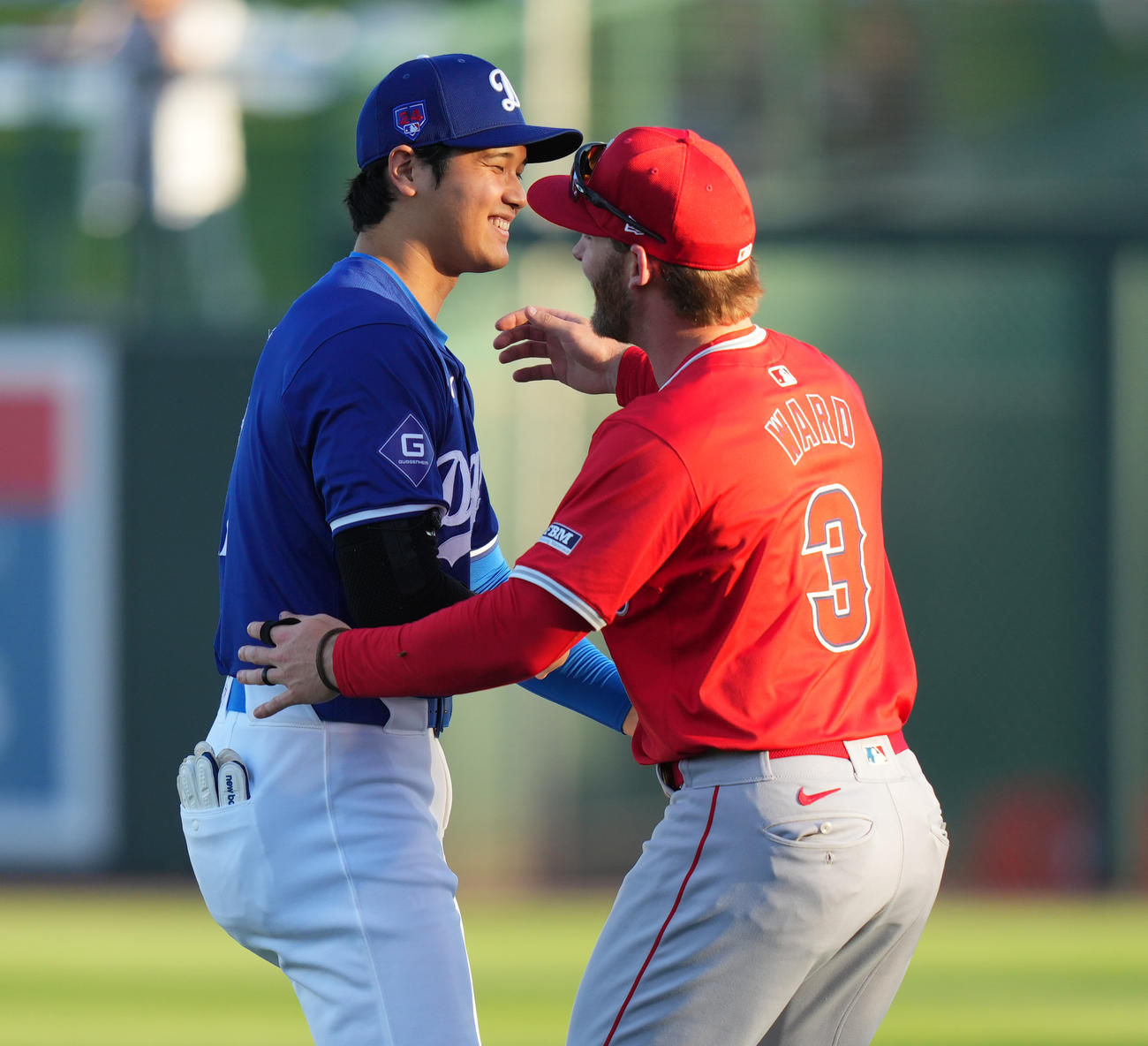 ３月５日、ドジャース対エンゼルス　試合前、エンゼルス・ウォード（右）にあいさつするドジャース大谷（撮影・菅敏）