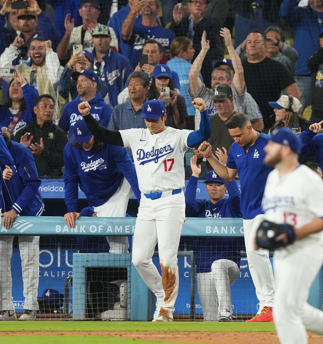 ドジャース対パドレス　地区優勝を決め、拳を突き上げるジャース大谷。中央右は山本（撮影・菅敏）