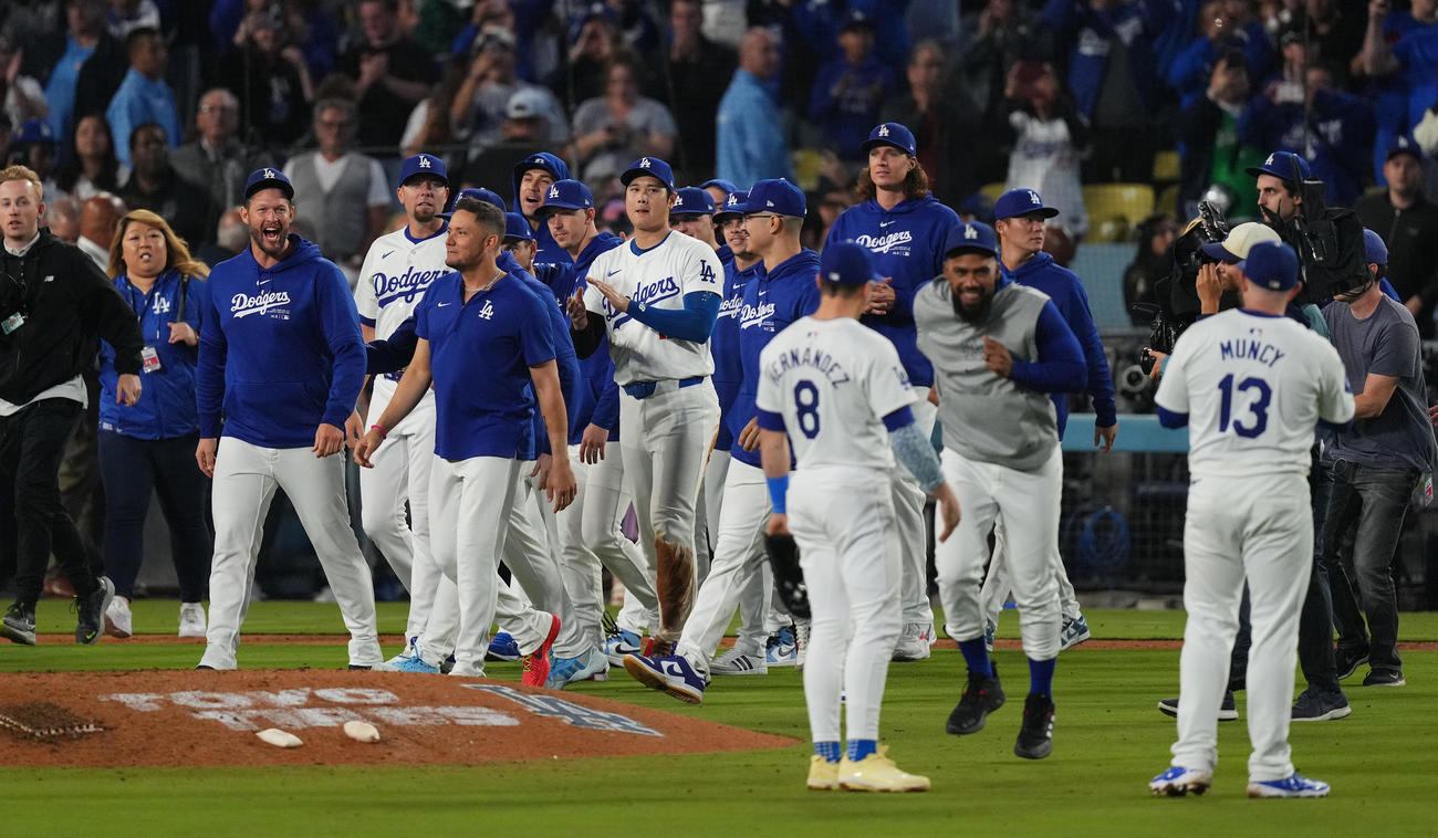 ドジャース対パドレス　地区優勝を決め、フィールドに向かう大谷（中央）ら（撮影・菅敏）