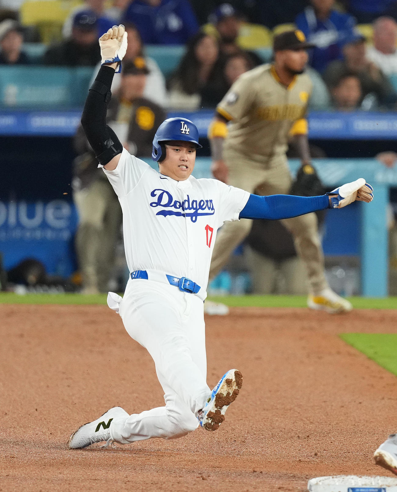 ドジャース対パドレス　6回裏ドジャース無死一塁、ベッツの三ゴロで二塁に進塁する大谷（撮影・菅敏）