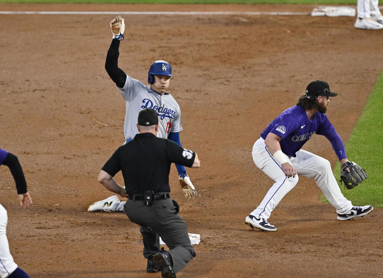 米大リーグ、ロッキーズ戦の2回、二盗を決めるドジャースの大谷翔平。今季57盗塁とし、イチローを抜いて日本選手のシーズン最多記録を更新した＝27日、デンバー（共同）