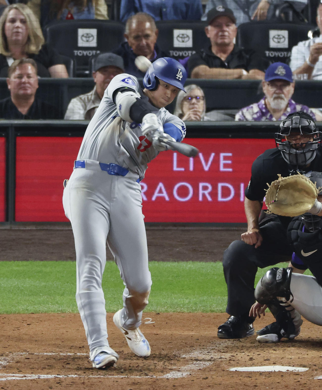 ロッキーズ戦の6回、54号3ランを放つドジャース大谷（共同）