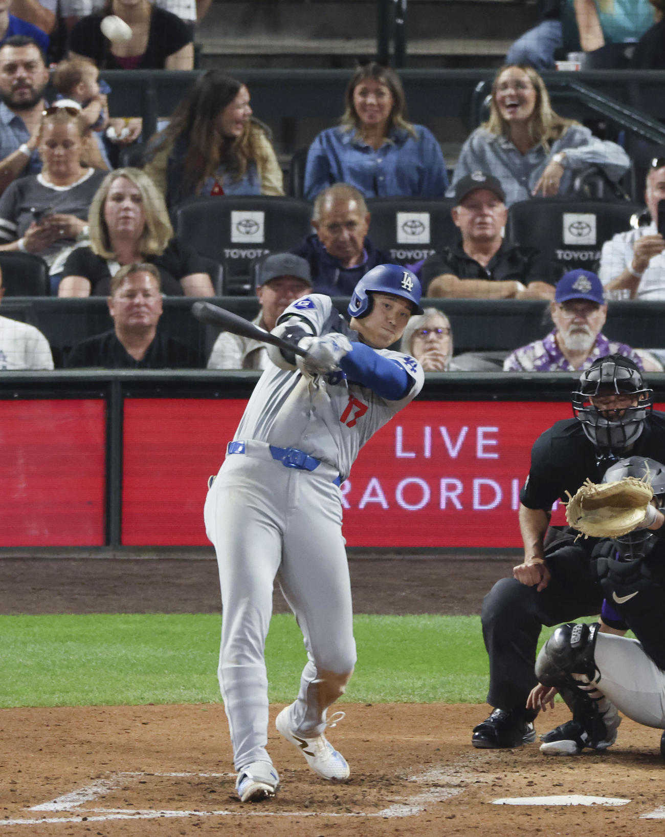 ロッキーズ戦の6回、54号3ランを放つドジャース大谷（共同）