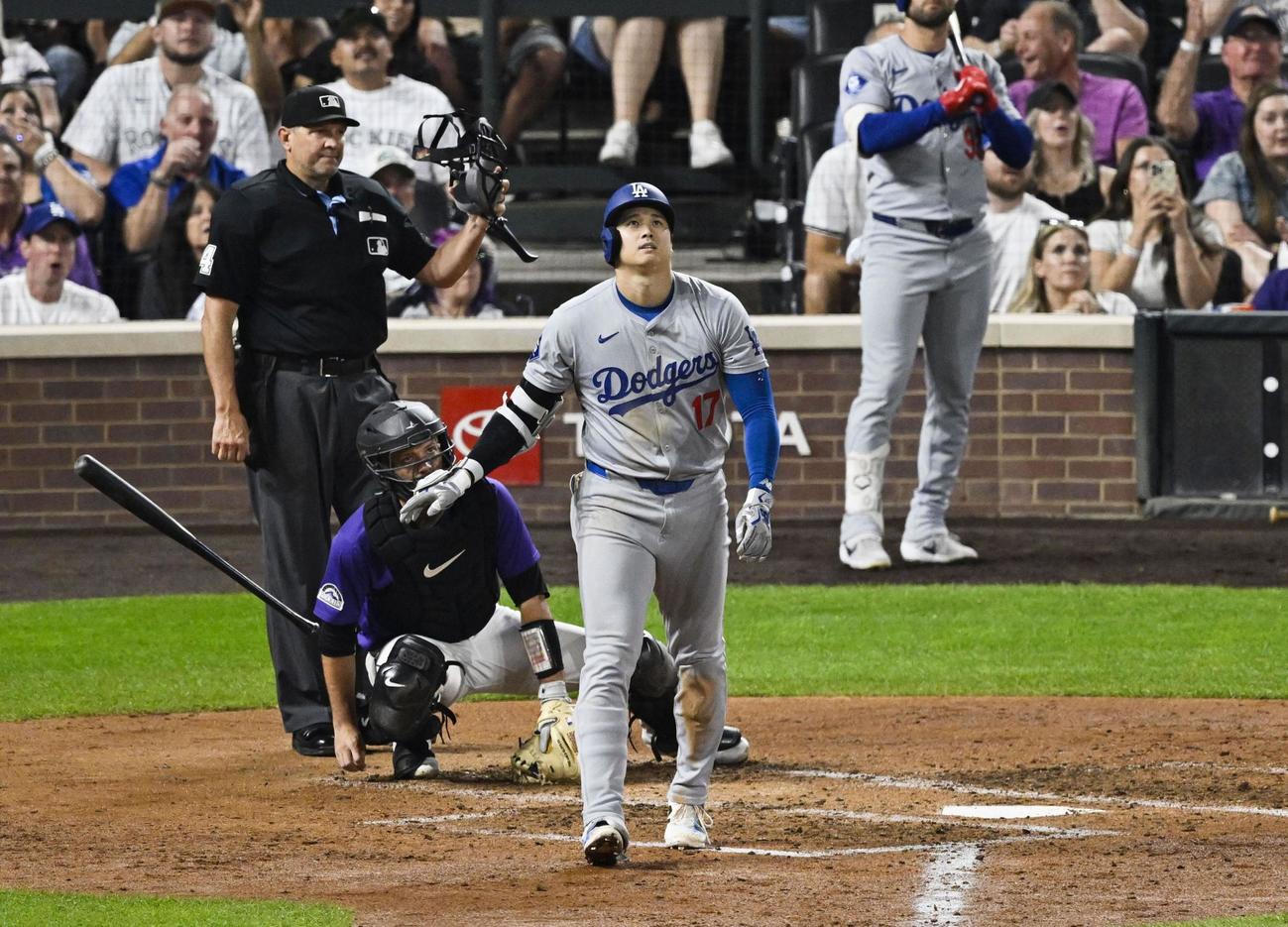 米大リーグ、ロッキーズ戦の6回、54号3ランを放つドジャースの大谷翔平（共同）