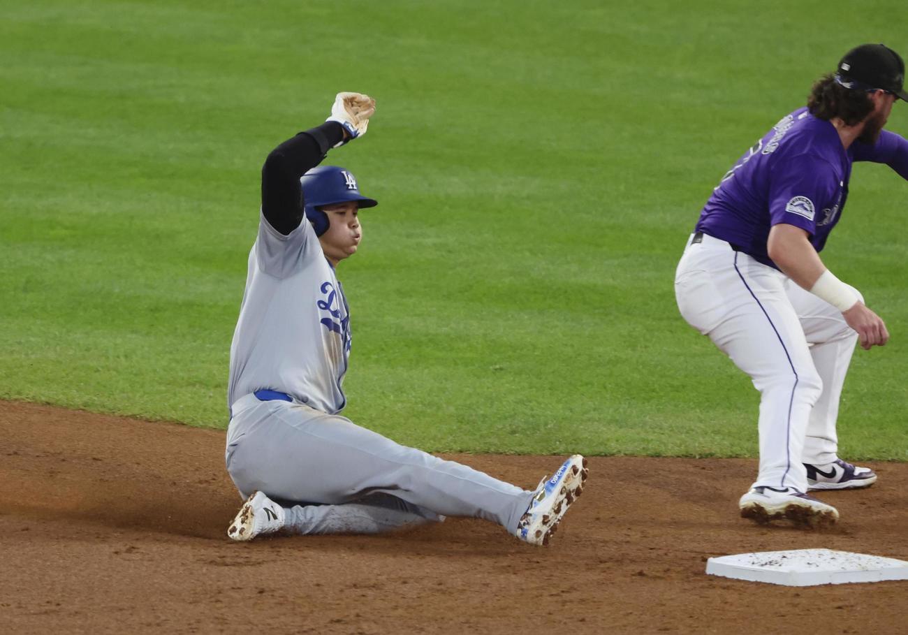 米大リーグ、ロッキーズ戦の2回、二盗を決めるドジャースの大谷翔平。今季57盗塁とし、イチローを抜いて日本選手のシーズン最多記録を更新した＝27日、デンバー（共同）