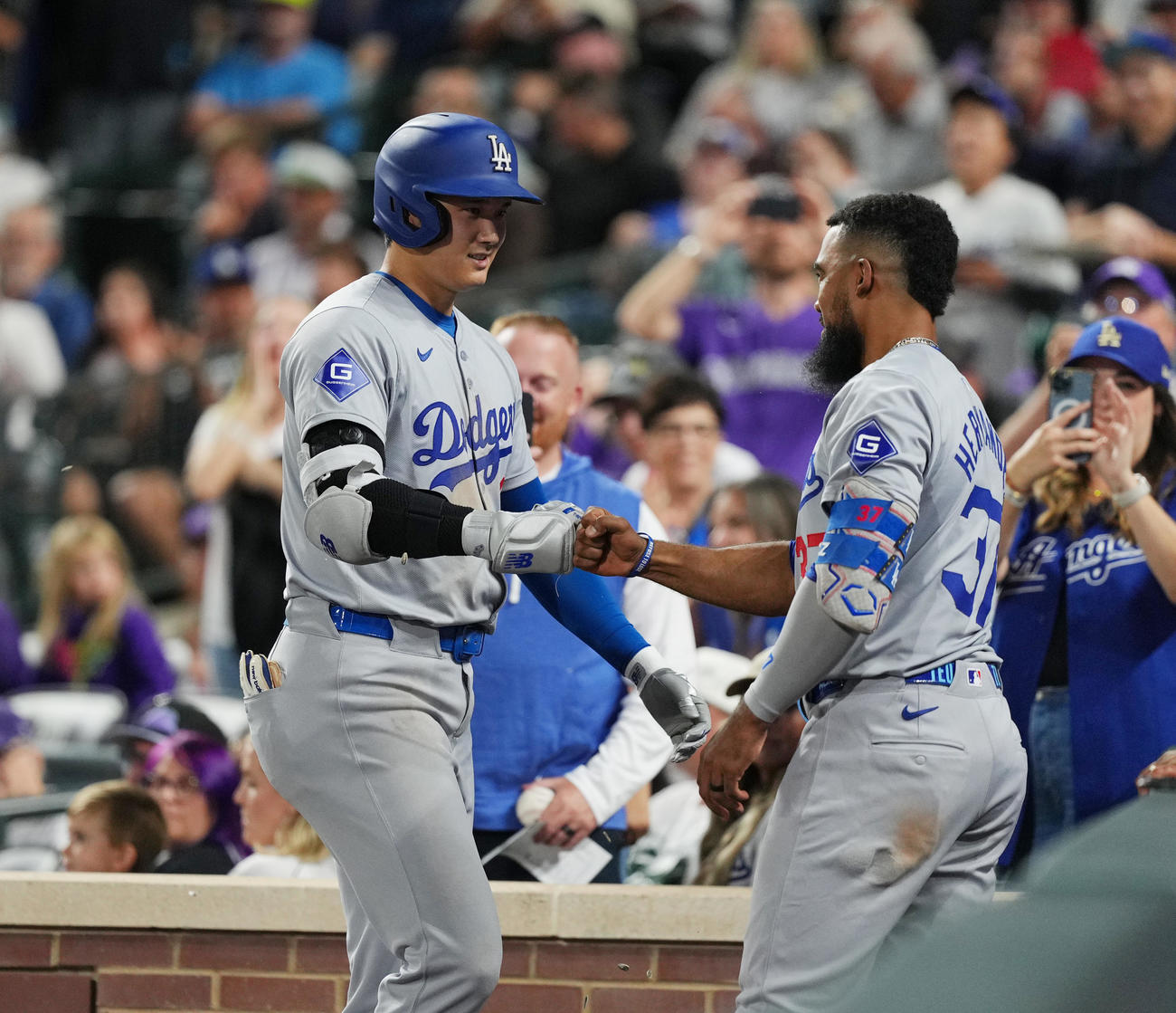 ロッキーズ対ドジャース　6回表ドジャース無死一、三塁、右越えに54号3点本塁打を放ち、T・ヘルナンデス（右）にタッチで迎えられる大谷（撮影・菅敏）