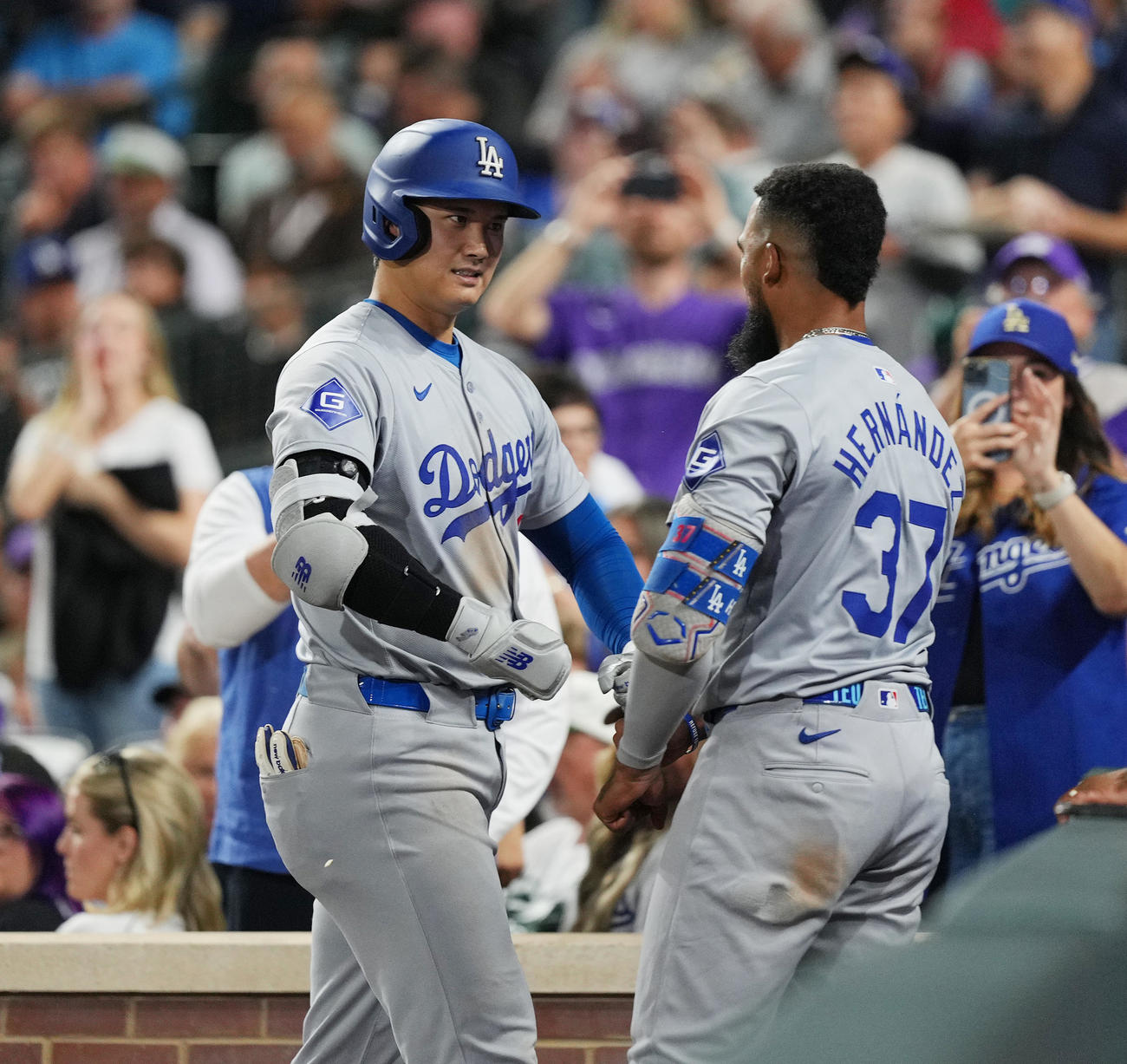 ロッキーズ対ドジャース　6回表ドジャース無死一、三塁、右越えに54号3点本塁打を放ち、T・ヘルナンデス（右）とポーズをとる大谷（撮影・菅敏）